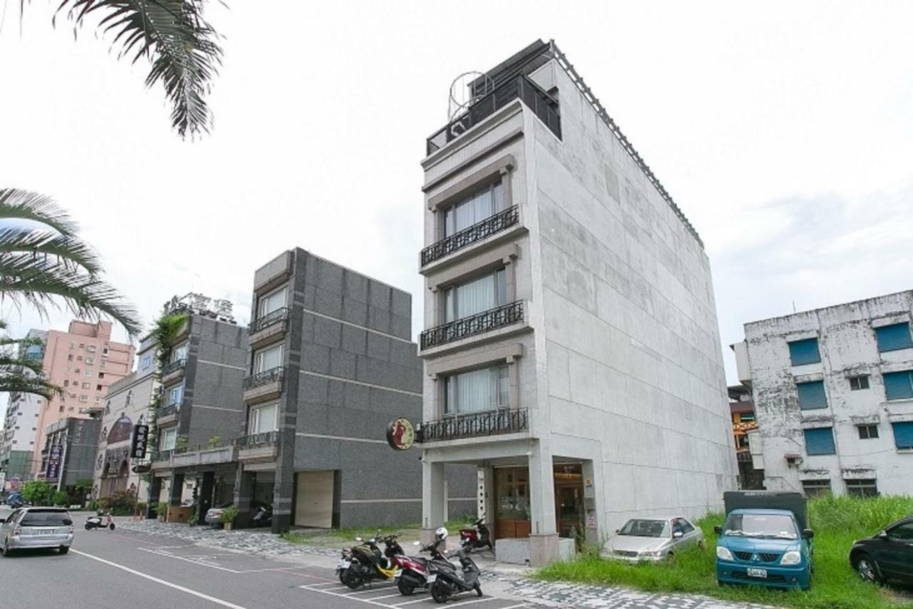 小松鼠站前電梯民宿可加購早餐及車位-預定3天打八折-房型限定詳情請來電洽詢活動方案 Hualien Buitenkant foto